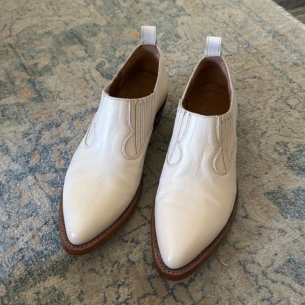 Frye Billy Shootie in Bone; Size 7